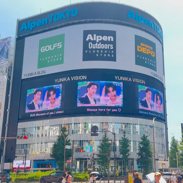 【BUS PHUTATCHAI&AA】กรณีศึกษาการโฆษณาที่แนะนําของ Tokyo Shinjuku Unika Vision (2025/8)