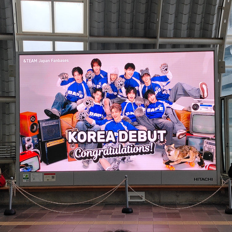 [&ทีม] ตัวอย่างโฆษณาดันอุปกรณ์วิดีโอขนาดใหญ่ด้านหน้าสถานีไซตามะชินโตชิน (2025/10)